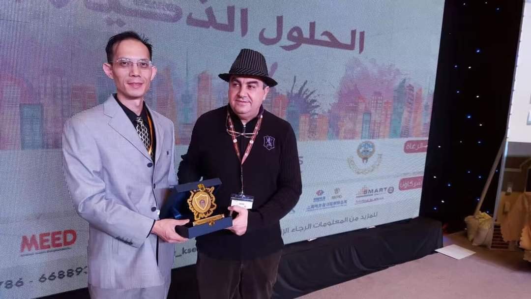 Firas Mazloum receiving Smart City Award on stage at Smart Solutions conference